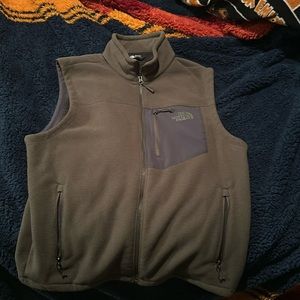 Men’s large Northface vest